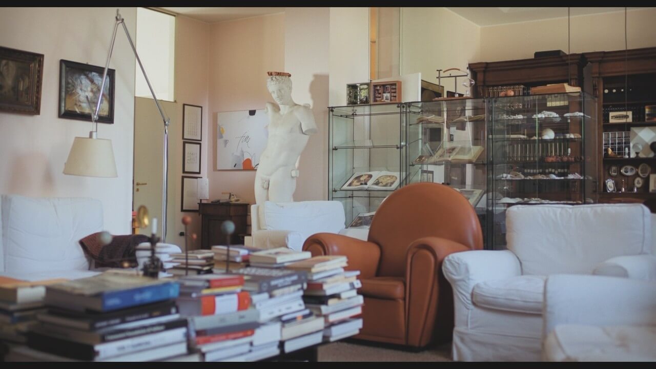 움베르토 에코의 서재에 책이 쌓여있는 모습