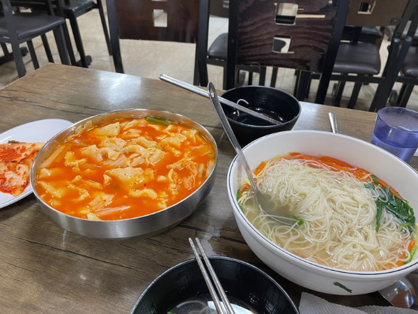 잔치국수와 김치수제비 사진