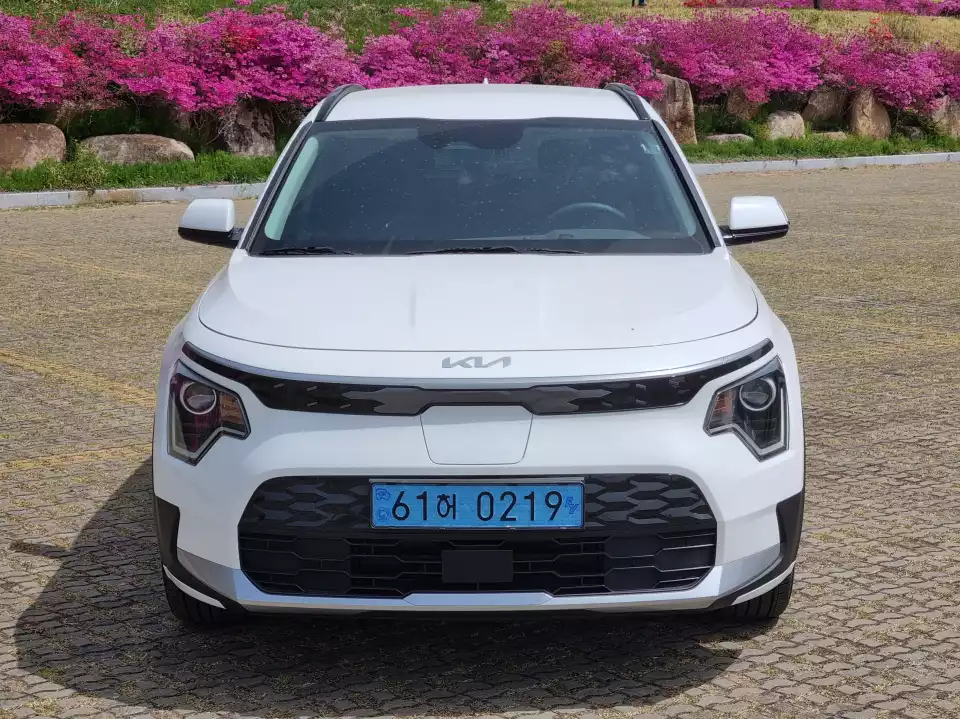 니로 EV 에어 트림의 앞모습은 이렇습니다.