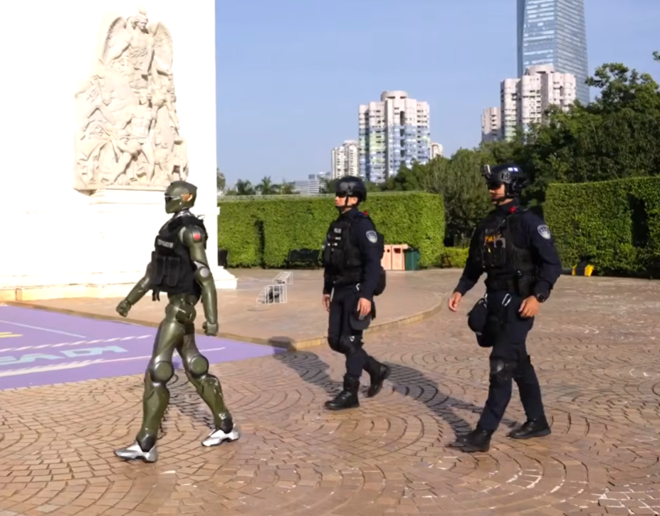 경찰과 순찰하는 로봇