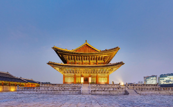 불켜진 근정전