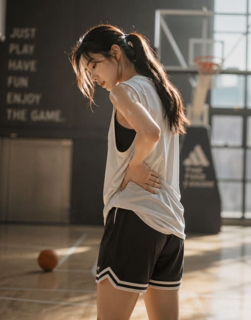 [이농구 후 허리를 잡고 있는 모습