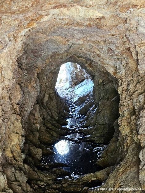 무주 금강벼룻길 동굴