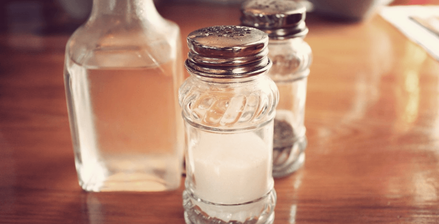 식초와 함께 놓여 있는 여러 가지 양념 사진 - 7