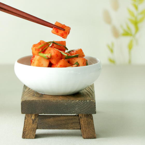 깍두기가 접시에 담겨있는 사진