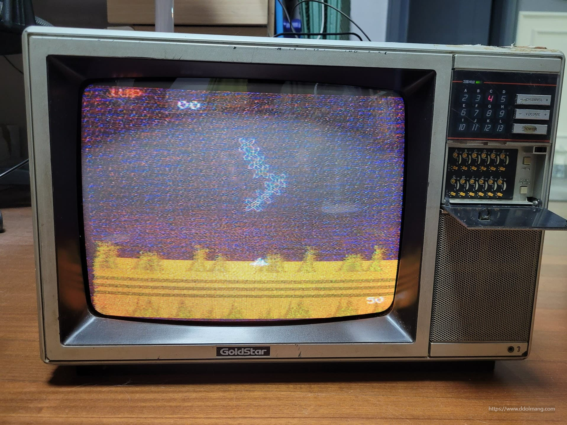 레트로tv에서 엑스리온 게임이 실행되는 장면