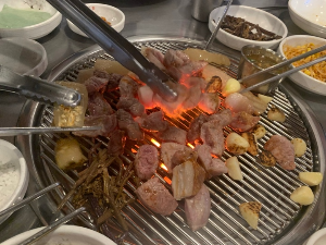 직화로-고기를-굽는-사진