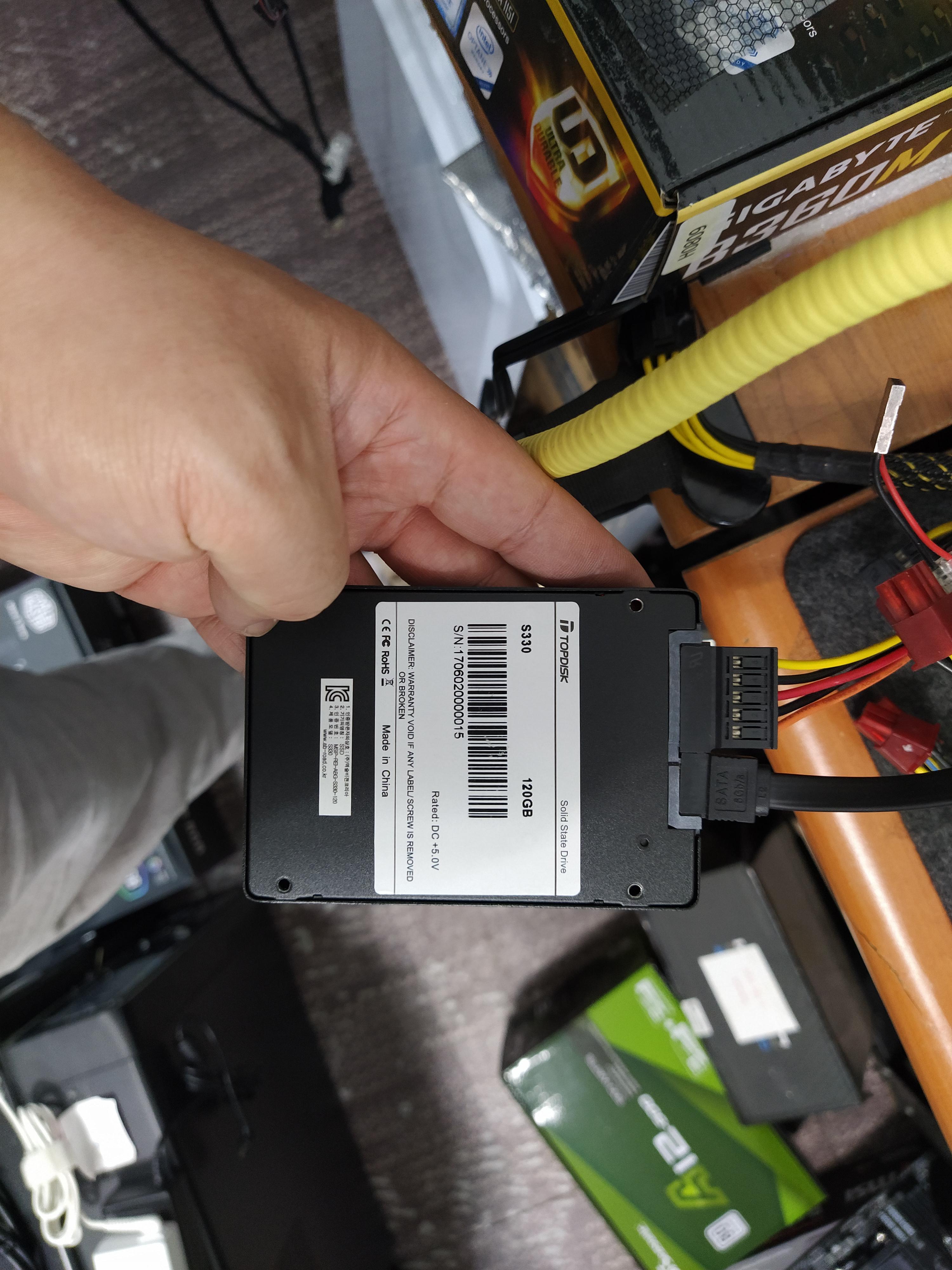 SSD는 윈도우10 구동시 체크디스크 화면이 자주 뜨네요. 개인적으로는 한 번도 사용해보지 않은 메이커 제품입니다.&nbsp;