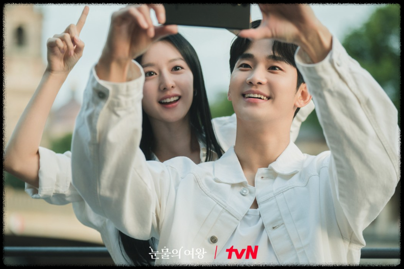 두 남녀의 사진찍는 모습. 출처 : TVN '눈물의 여왕' 공식홈페이지 이하