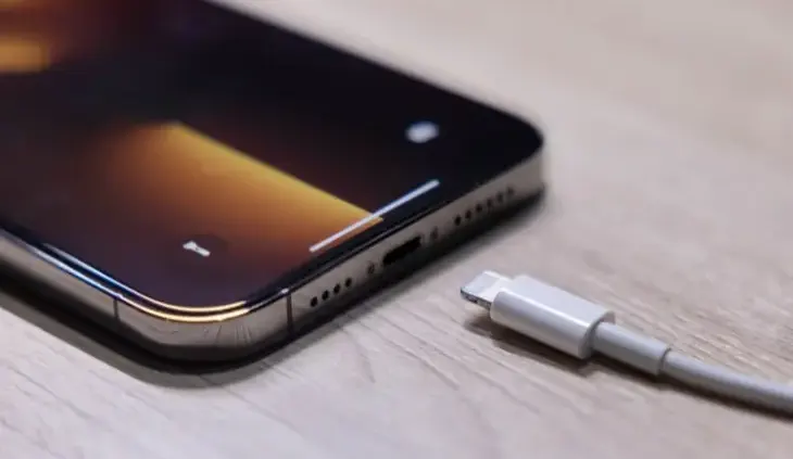 아이폰 14 충전 포트