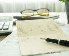 돋보기를-쓰고-볼펜을-들고-통장-잔고를-세심히-확인하는-모습