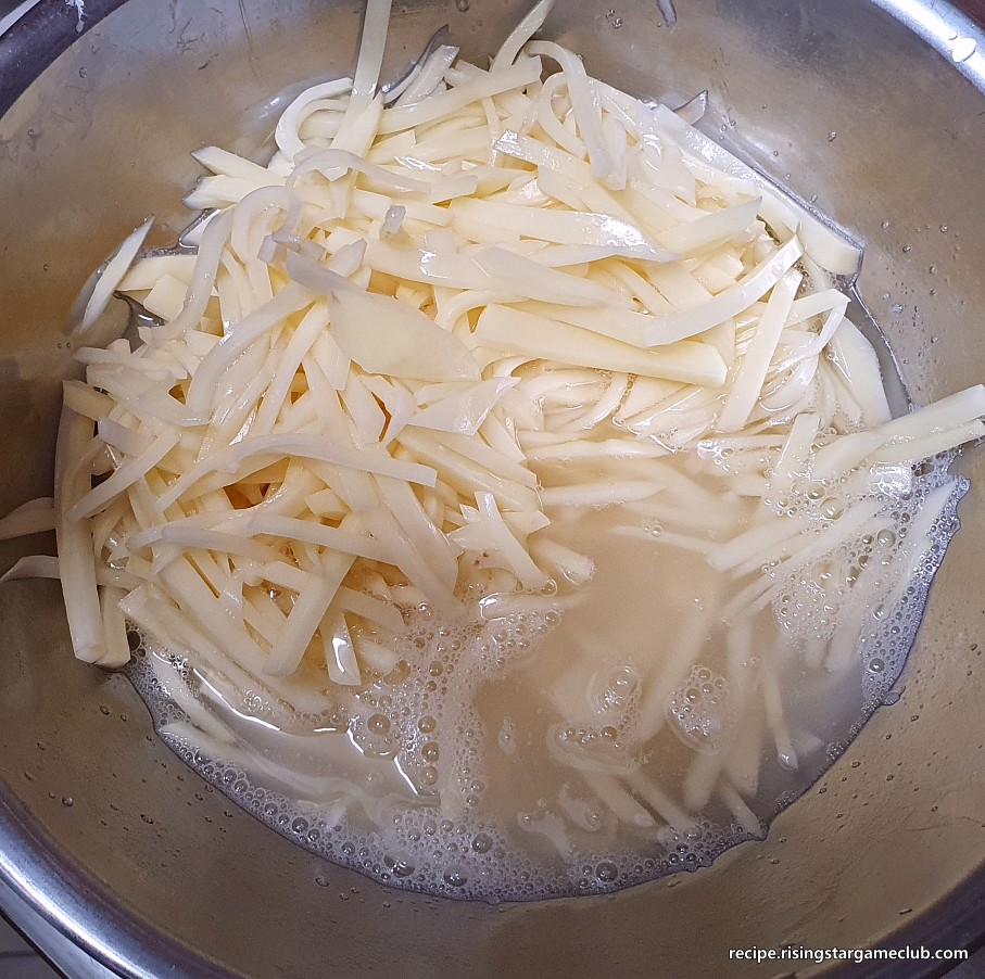 감자채볶음에 들어갈 감자가 소금에 절여진 사진