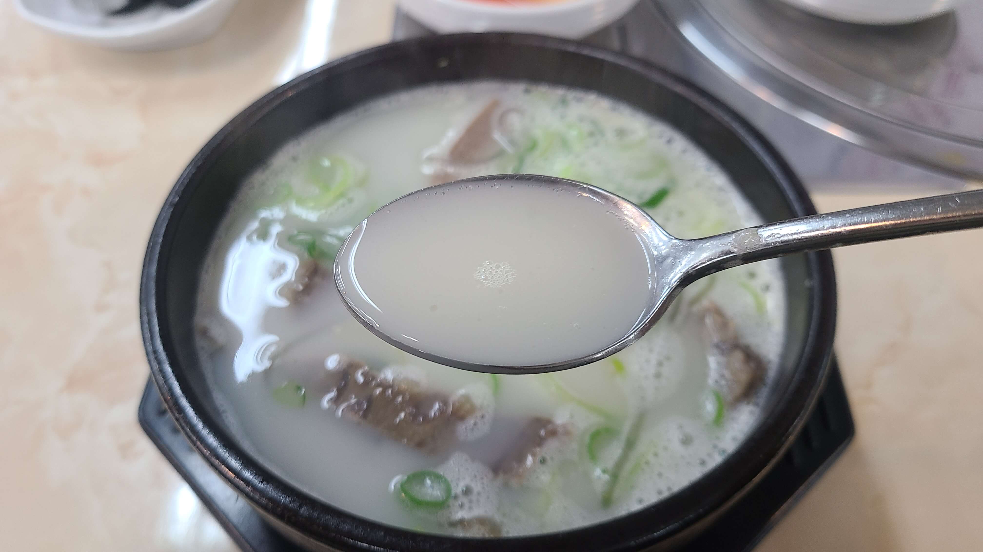 오가네소머리국밥-뽀얀-국물