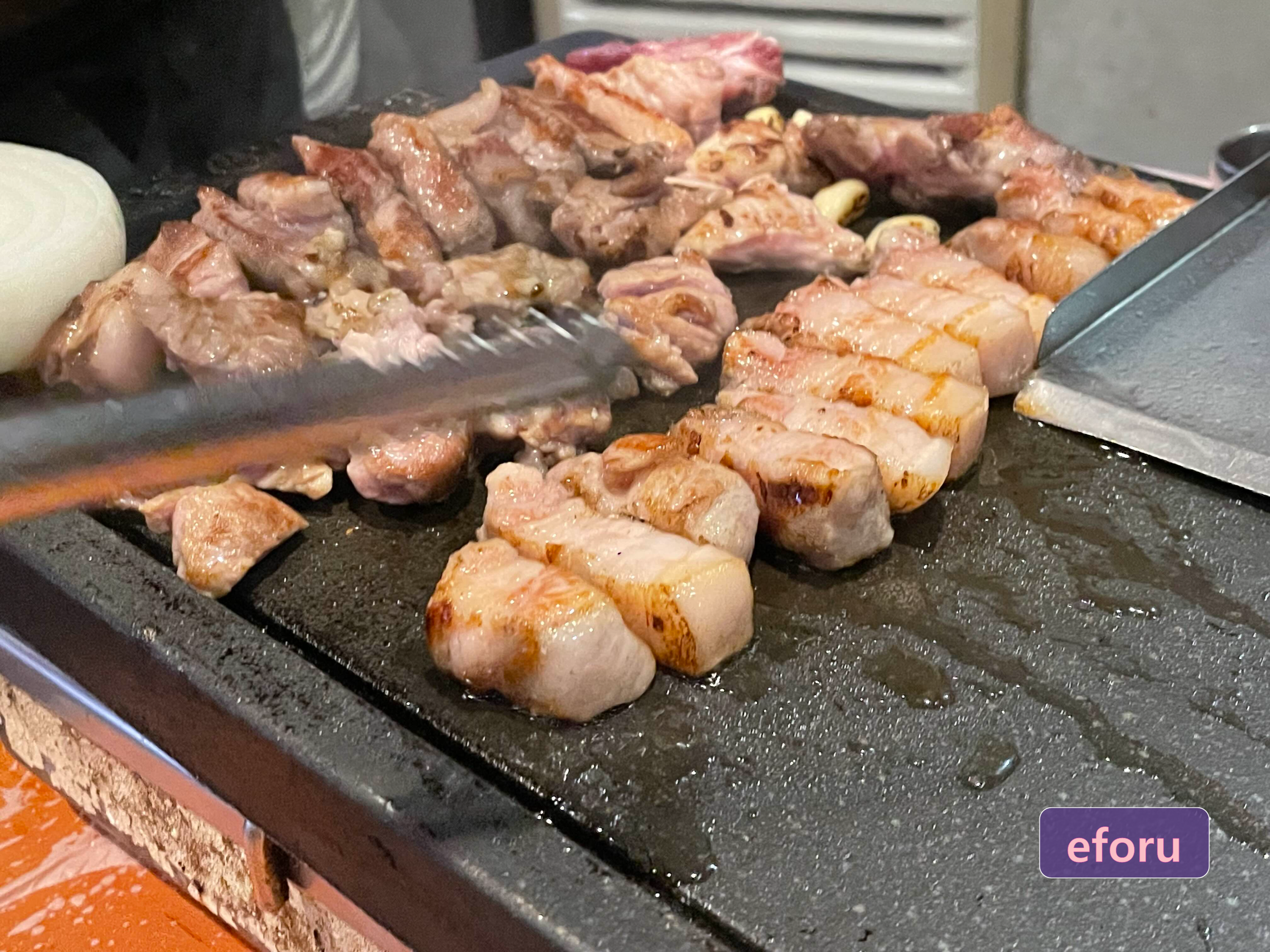 하남돼지집부천중동점 모둠한판을 불판에서 굽는 모습