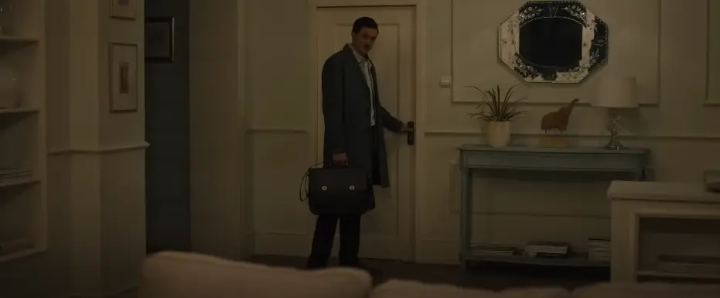 영화왓쳐칼글러스먼,가방을들고있다