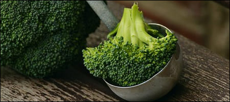 브로콜리 한 송이가 담긴 조리용 국자