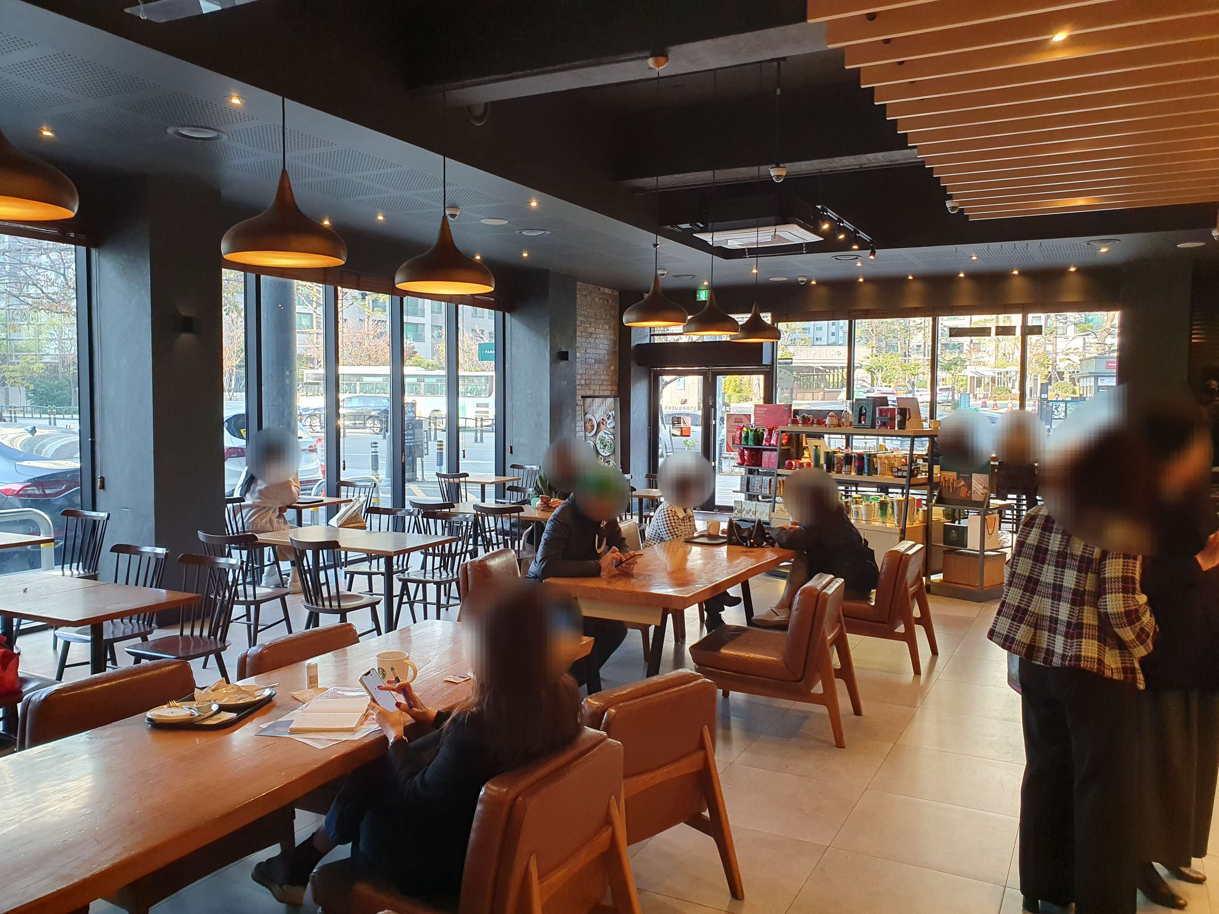 스타벅스 온천장역DT점 내부 1층