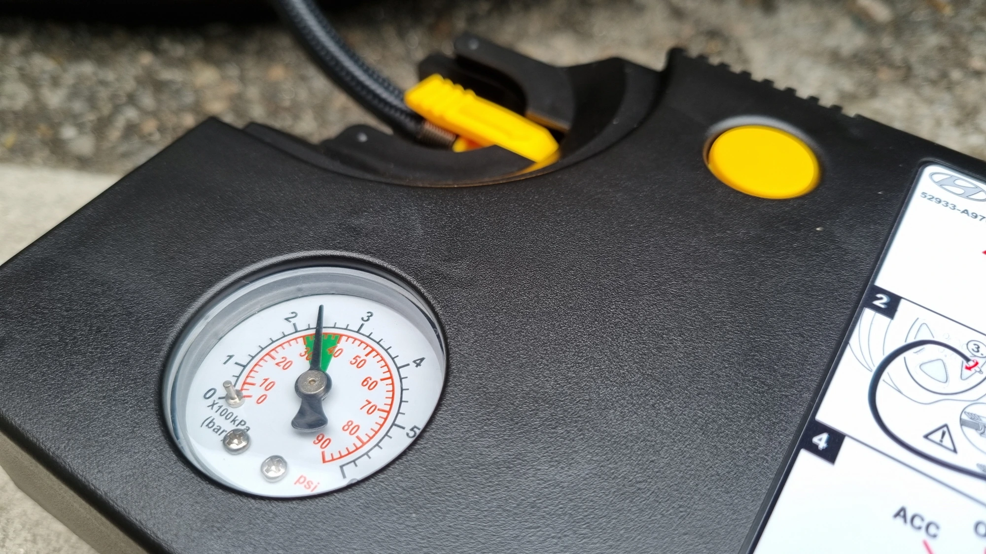 타이어 적정공기압 확인하는 모습