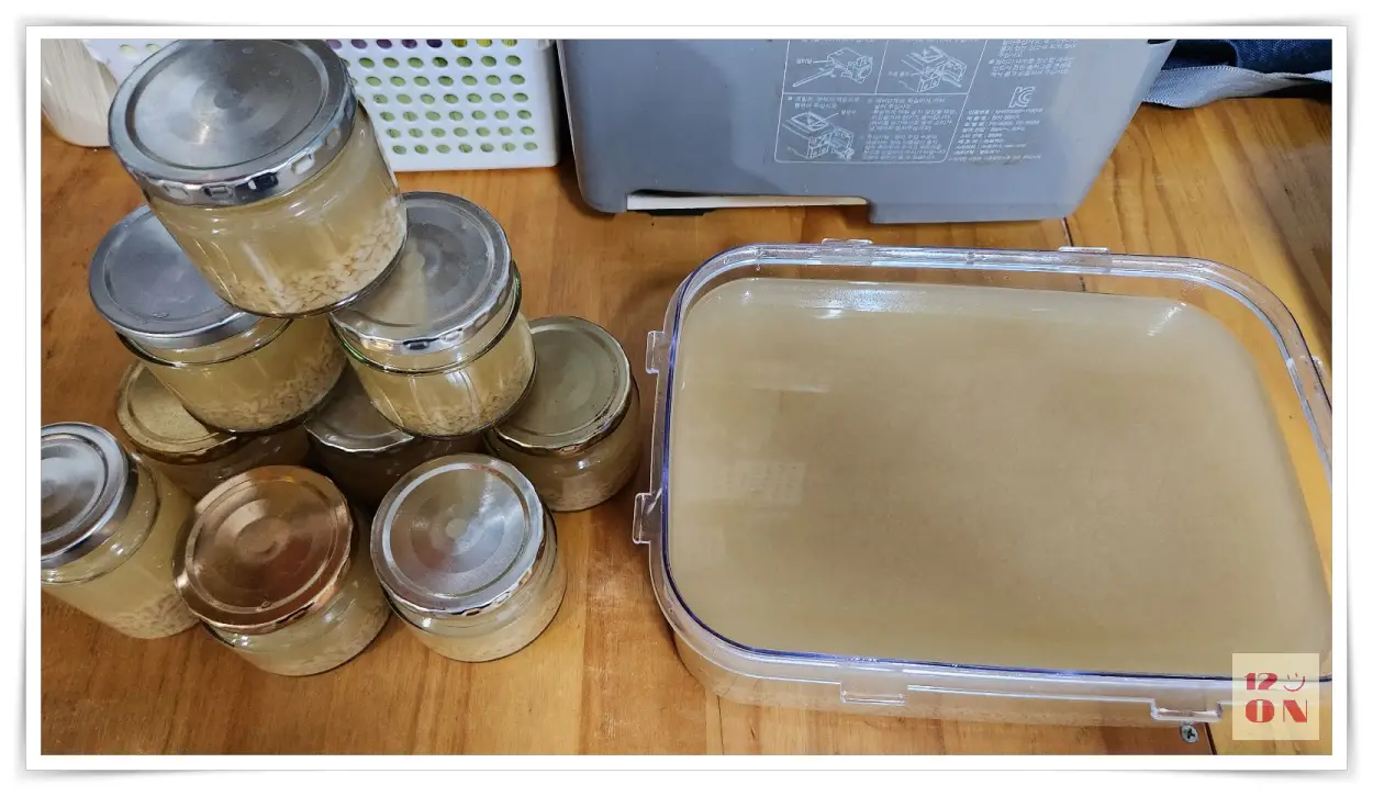 쨈병과-밀폐용기에-담겨있는-완성된-식혜