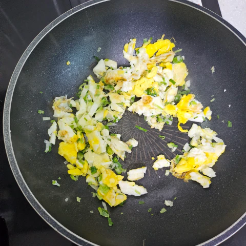 간장 달걀 볶음밥-대파와 계란 골고루 섞기