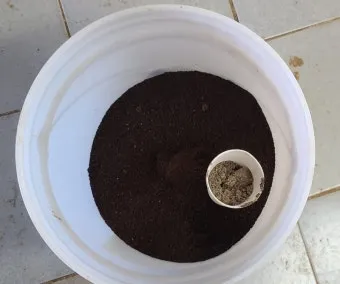 커피찌꺼기 퇴비 활용 비료대체 냄새관리 양조절 안전사용 팁_12