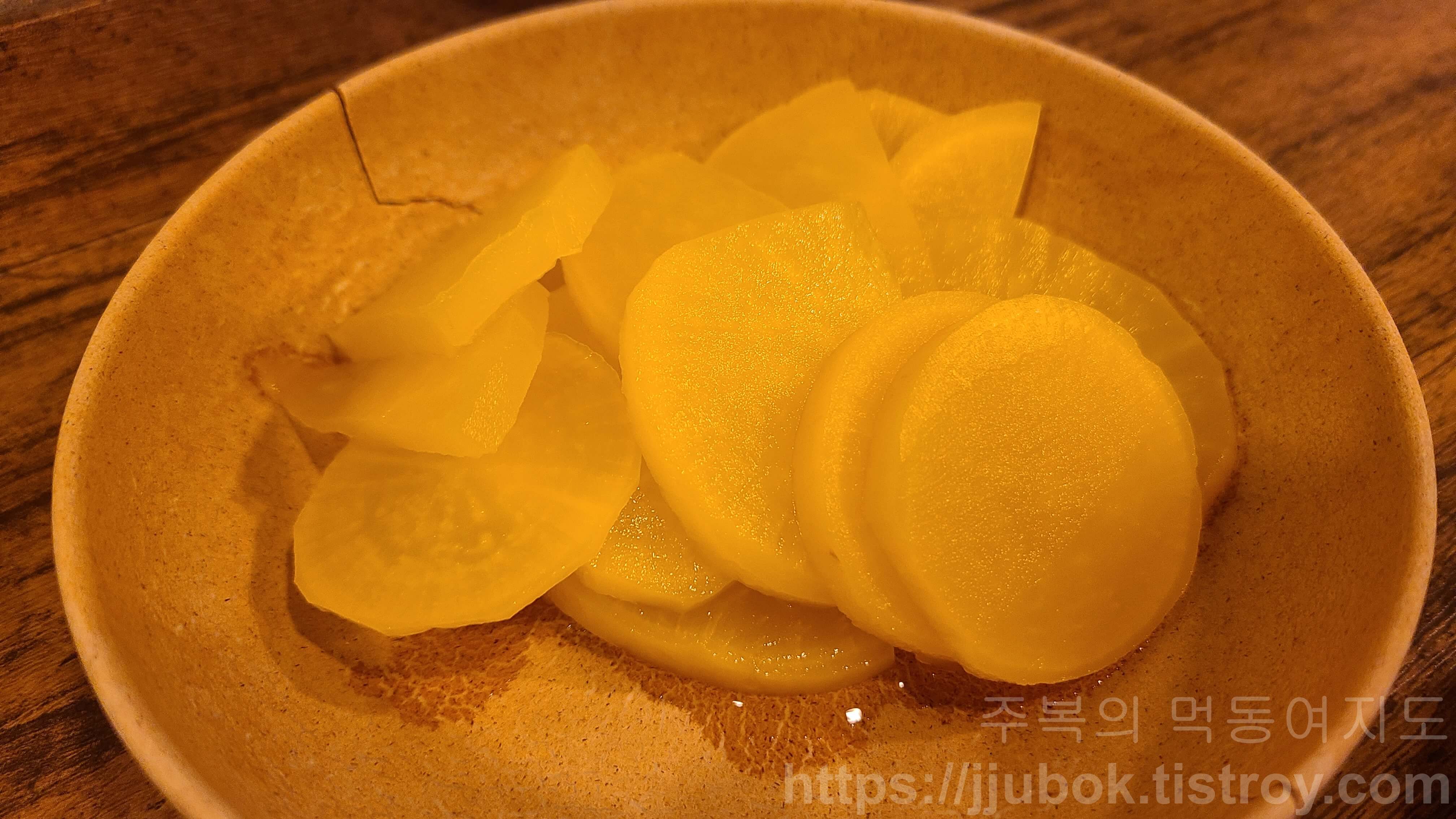 틈새라면-명동본점-파인애플-단무지