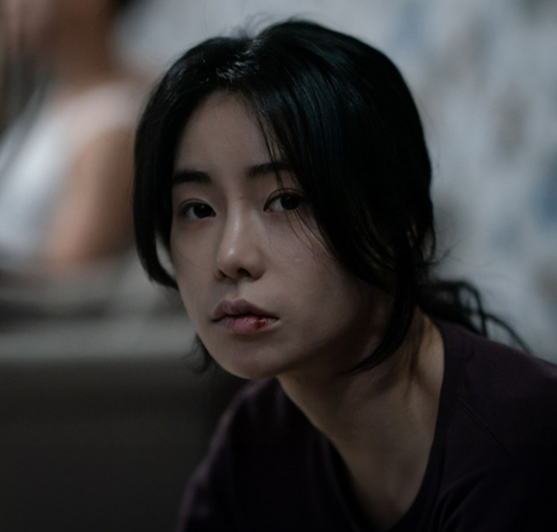 입술에 상처난채 정면을 바라보는 임지연 배우
