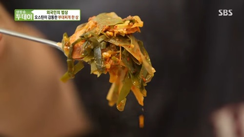 방송 속 부대찌개 에서 양파, 파, 햄이 듬뿍 들어간 사진입니다.