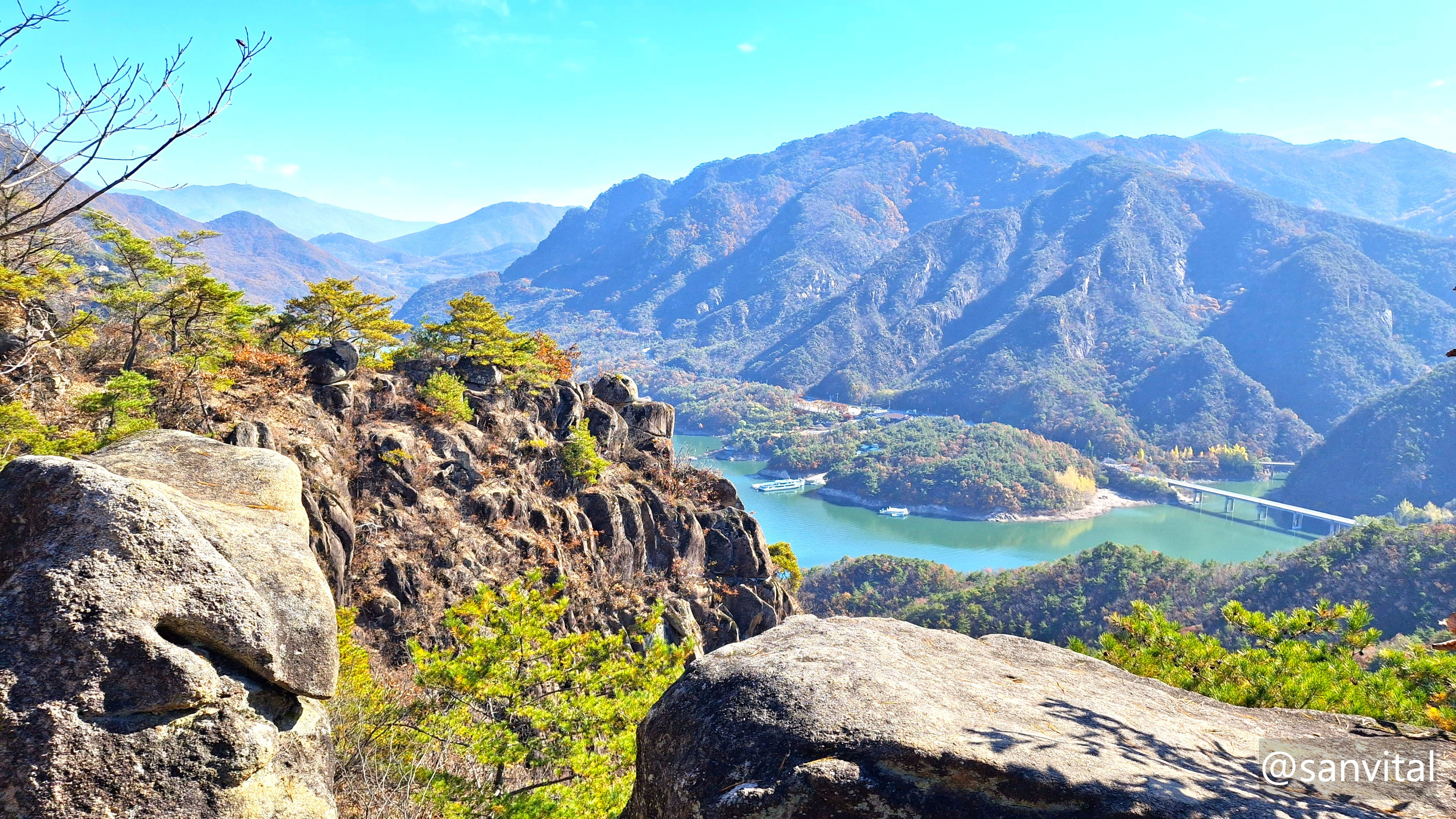 구담봉 기암괴석과 청풍호 뷰