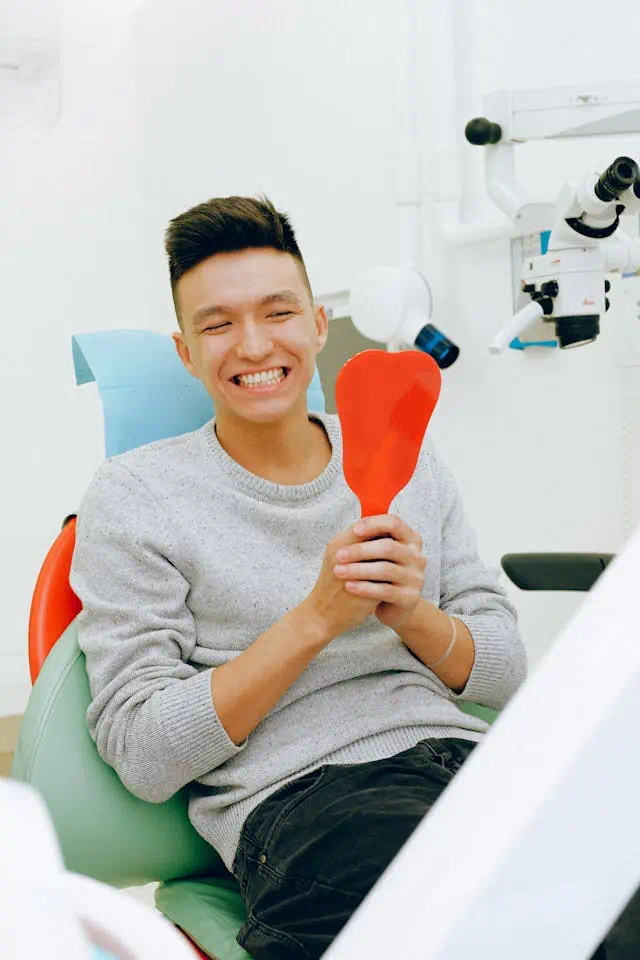 환하게 웃고있는 남성환자의 모습