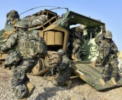 군사훈련을 진행하는 군인들 모습