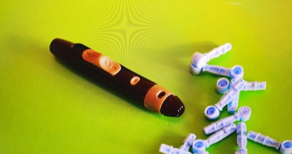 당뇨검사하는-휴대용-키트