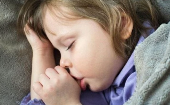 붕대 감기로 인한 아기의 손가락 괴사 관련 이미지