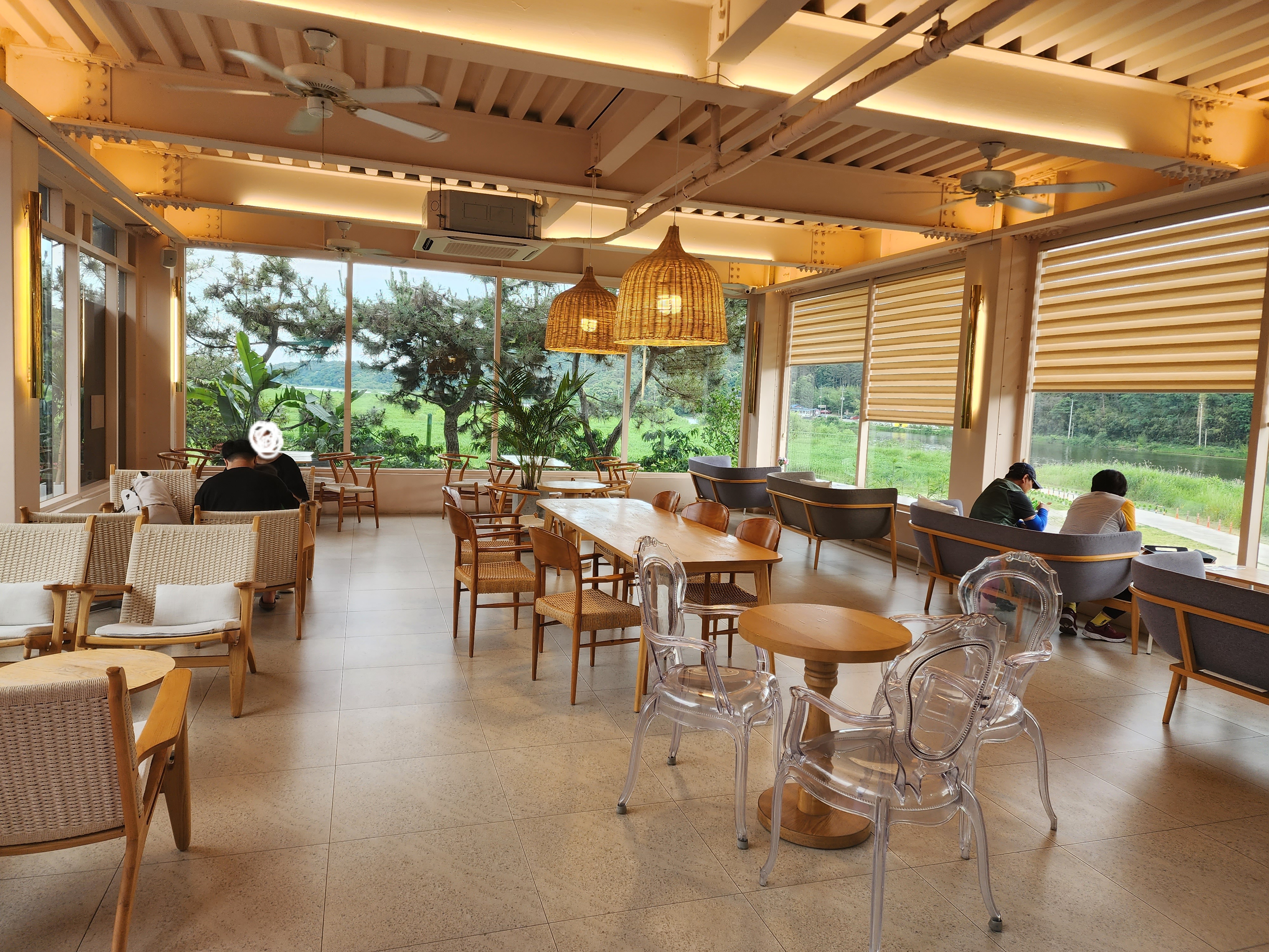 버킷문리버 카페 1층