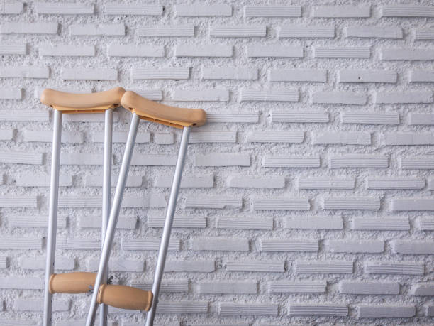 의자 앉는 일어서는 목발 사용법 법 팔꿈치 엘보 짚는법 조절 방법 높이 계단 보행 길이 조정 올라가는 손잡이 쿠션 패드 어깨 받침 팁 승모근 손바닥 겨드랑이 통증 신경