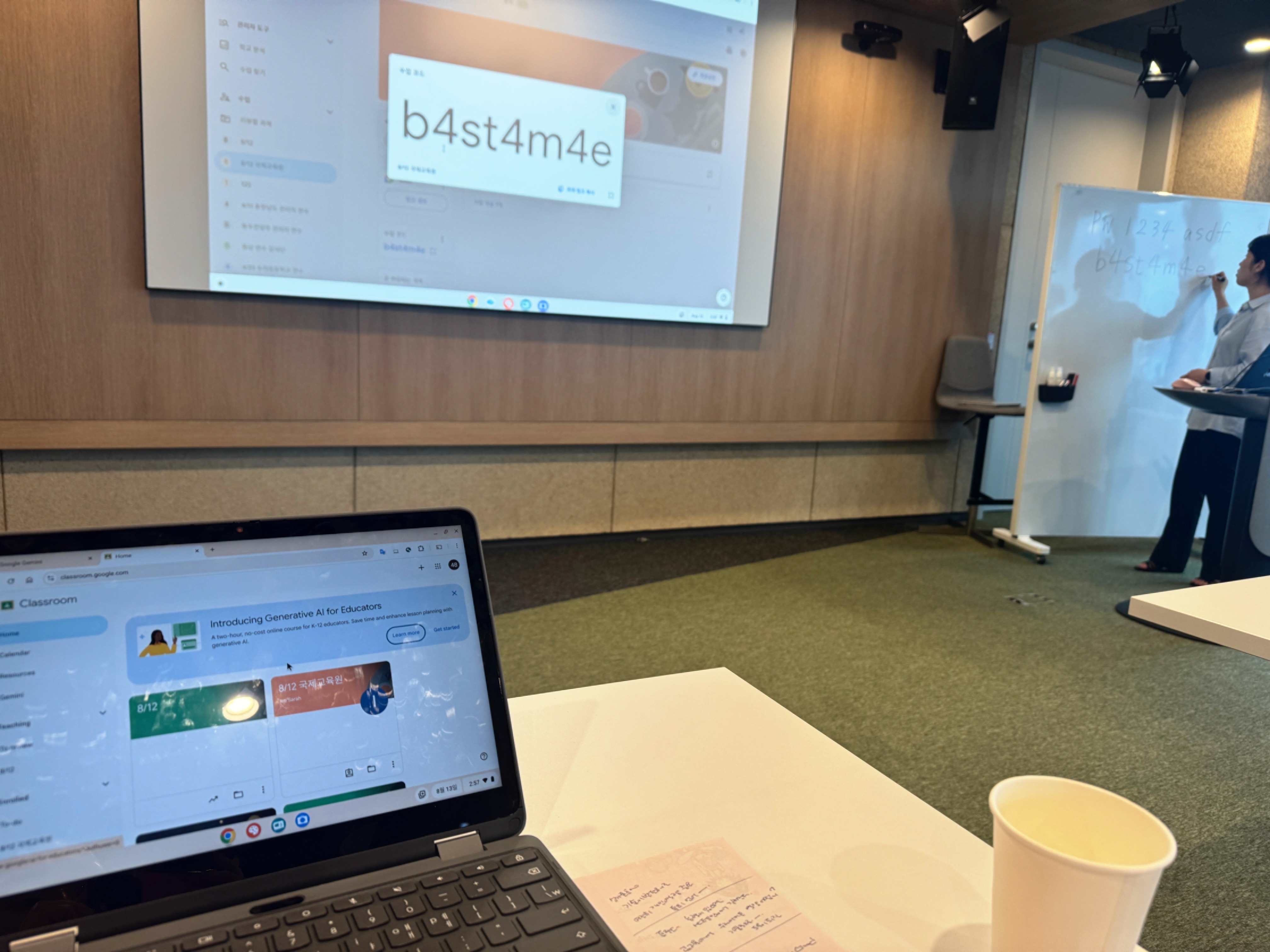 구글코리아 본사 AIDT 연수장에서 크롬북으로 생성형 AI와 Workspace Edu 실습을 진행하는 모습 – 교육 현장 적용 사례