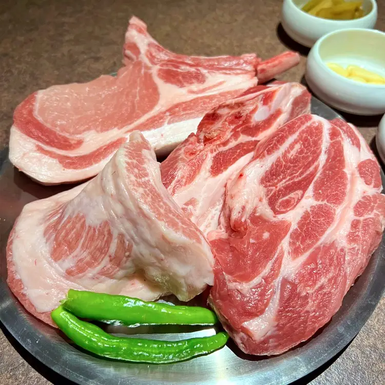 돈 잘버는 젊은사장 소주 맥주 없는 특급 그릴링 돼지 고깃집 숙성 돼지고기 그릴바 뼈등심 근고기 한남동 한남오거리 맛집 서장훈 주우재 추천 소개