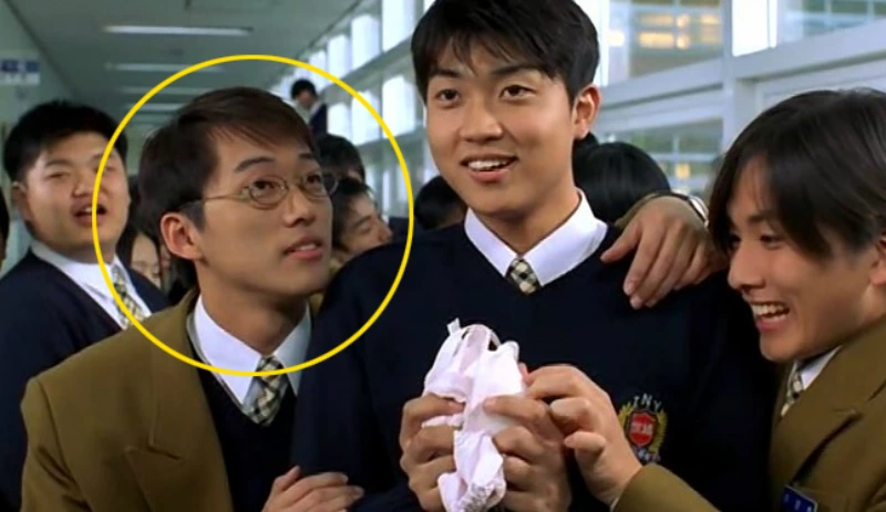영화 번지점프를 하다에서 교복을 입고 있는 남궁민