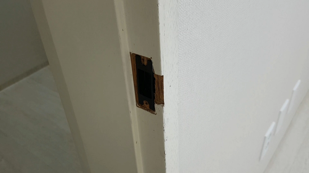 문틀 부품 끼운 모습