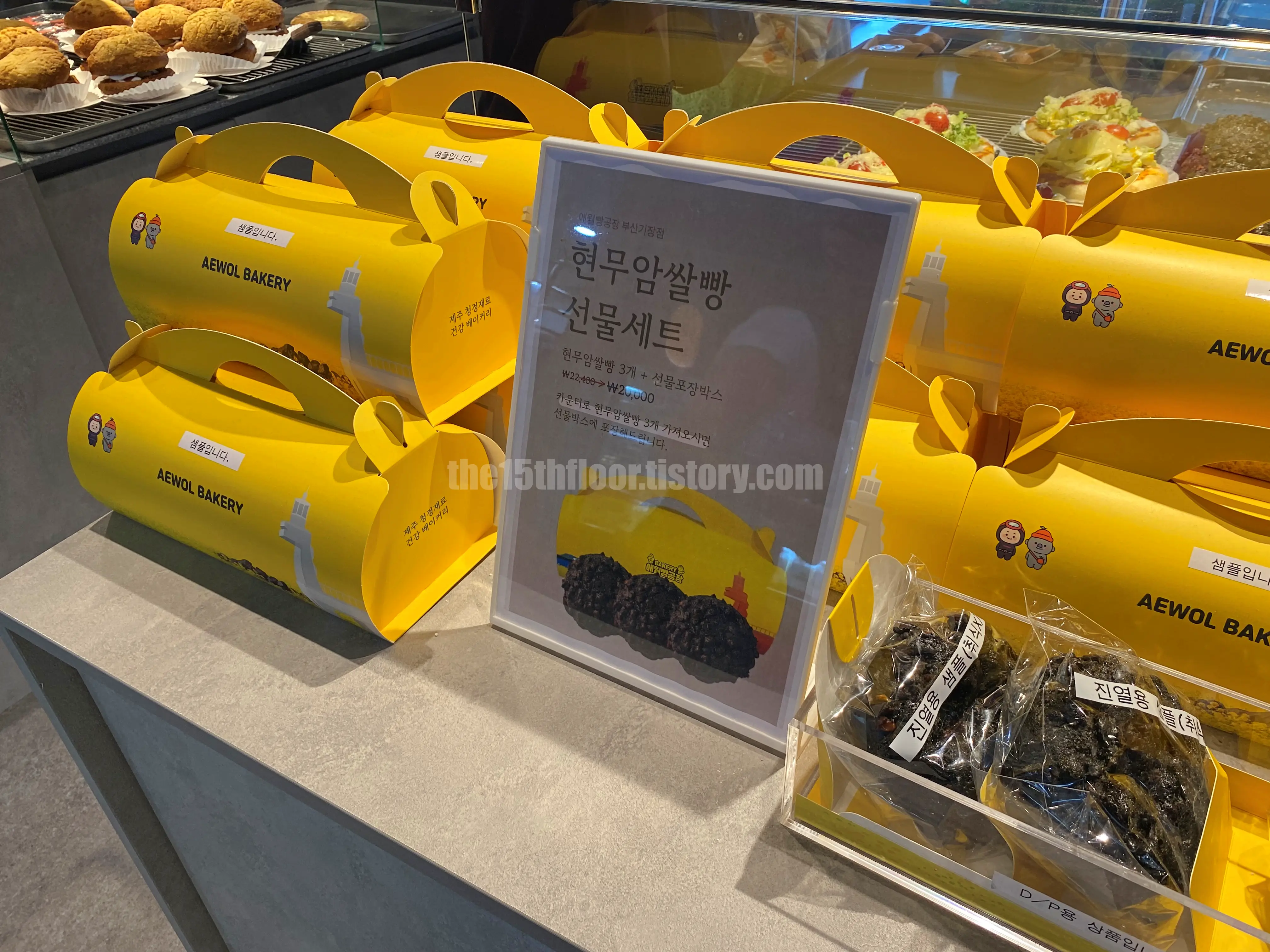 다양한 베이커리 메뉴와 갓 구운 빵