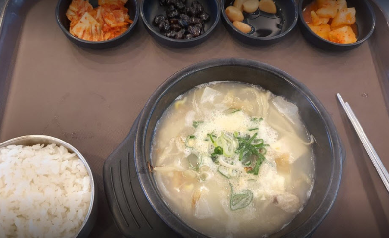 강릉대관령휴게소에서 가장 유명한 맛집은 초당두부 황태해장국입니다.