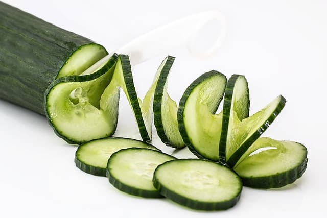 여름철 피부 관리법: 자외선 차단, 땀으로 인한 트러블 예방 팁