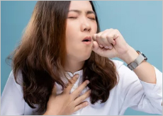 목이 아파서 힘들어 하는 사람들