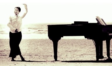 해변위에-그랜드-피아노가-놓여져-있고-그-옆에서-노영심이-발레같은-포즈를-취하고-있는-흑백-사진