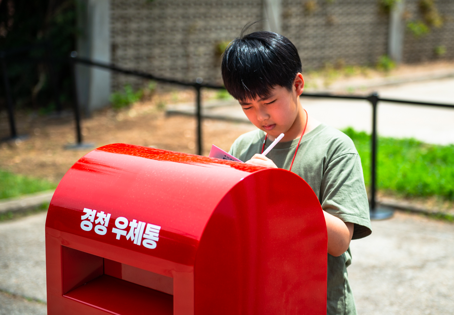 경청 우체통에 엽서 보내기