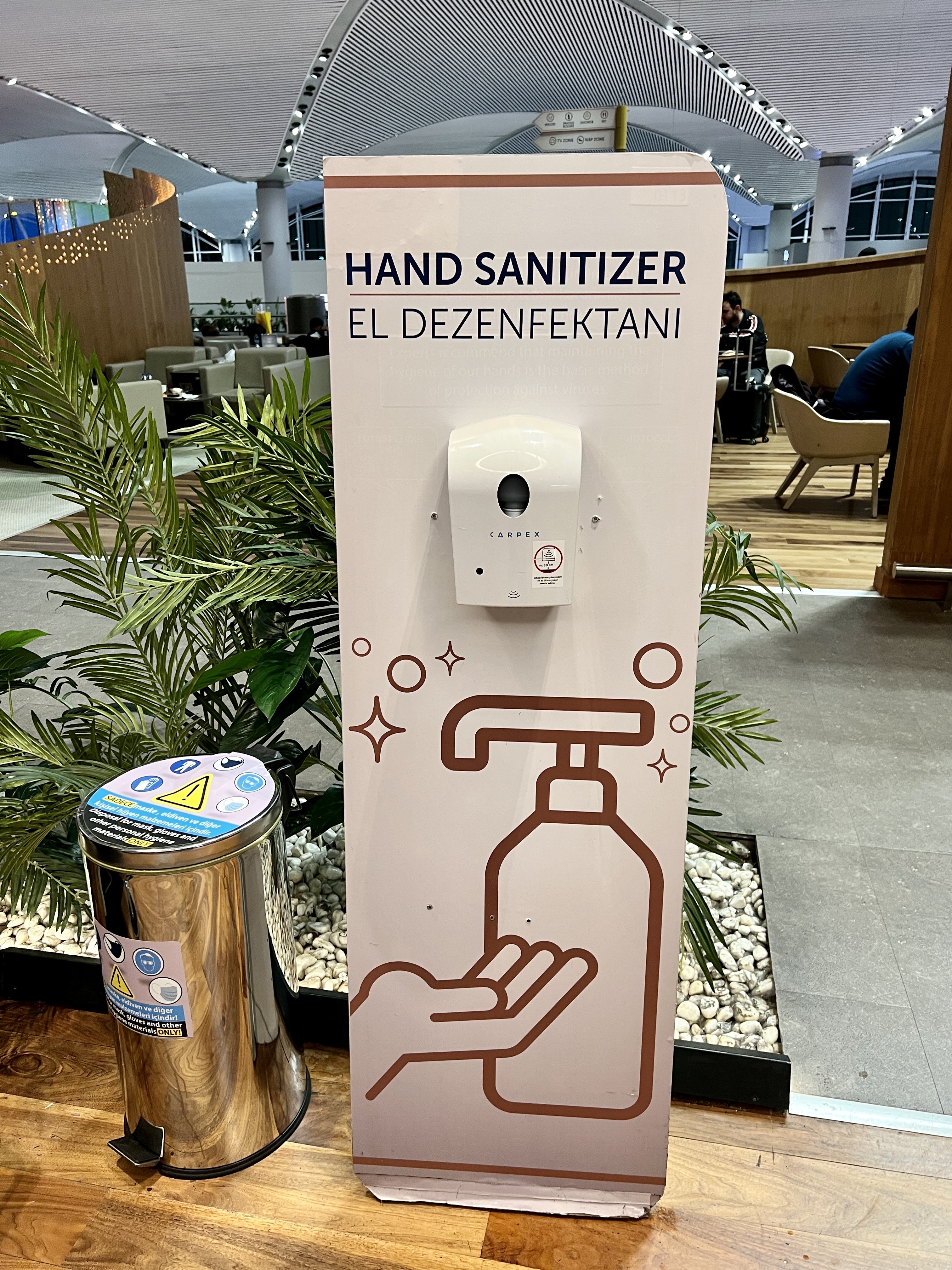 이스탄불 공항 라운지 손소독기