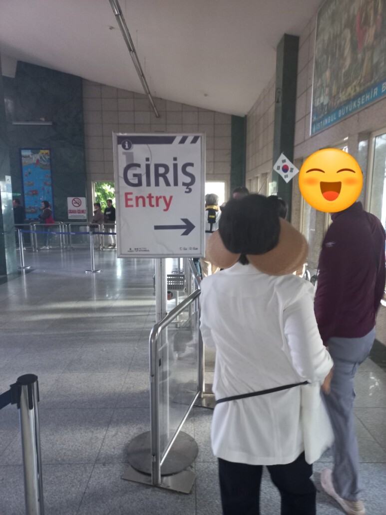 피에르로티 전망대 케이블카 타는 건물 내 안내 표지판