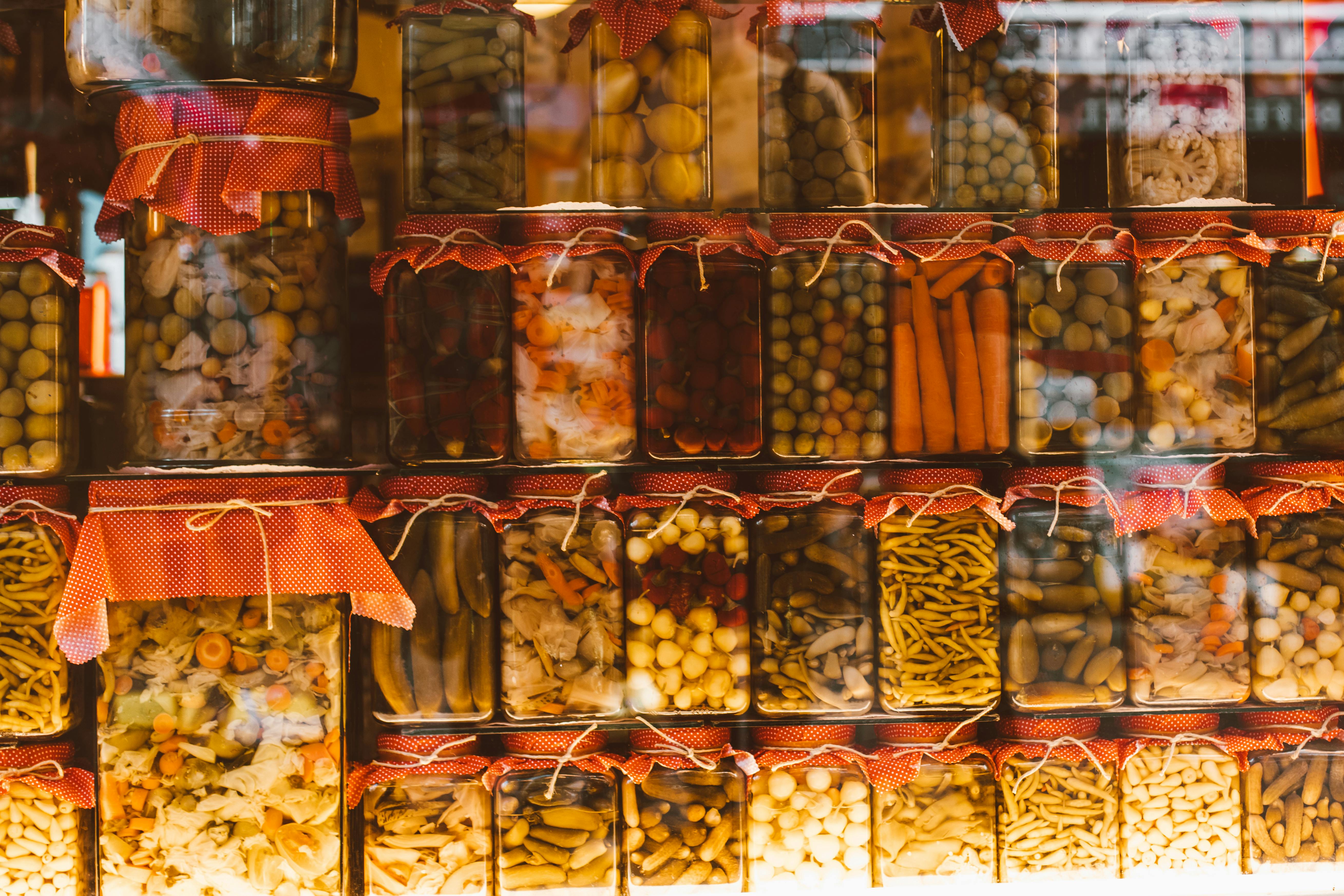 유리병에 들어 있는 각종 채소 및 열매