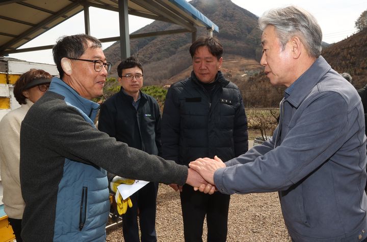 [서울=뉴시스] 조수정 기자 = 농협중앙회 강호동 회장이 지난 29일 경남 산청 산불피해농가를 방문해 피해를 입은 농업인의 손을 맞잡고 깊은 위로를 전하고 있다. (사진=농협중앙회 제공) 2025.03.30. photo@newsis.com *재판매 및 DB 금지