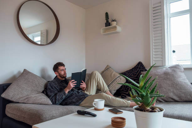 스마트기기와 멀어지기 위한 디지털디톡스로 독서중인 남성